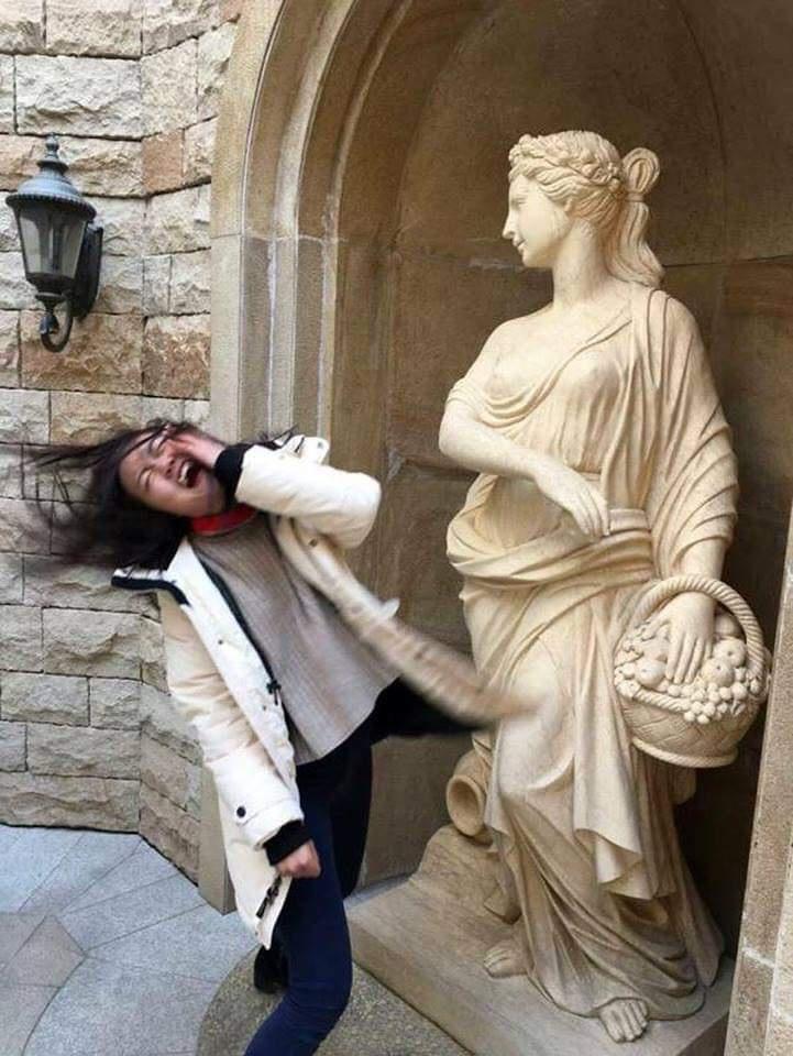 25 funny photos people took with statues