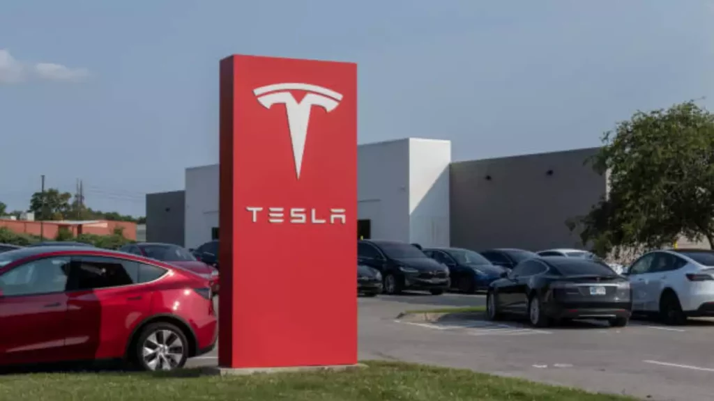 Tesla plans to layoff employees in early 2023, freezes hiring